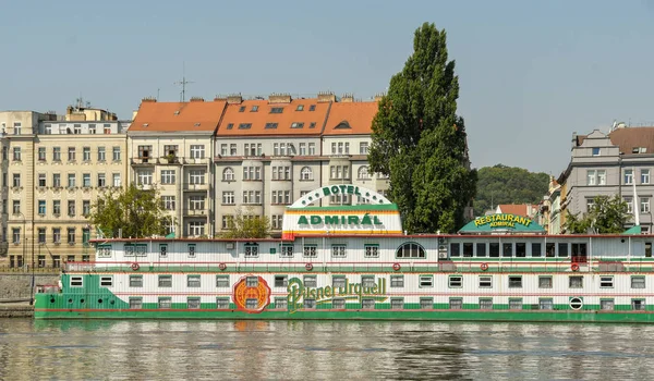 Prag, Çek Cumhuriyeti- Ağustos 2018: Prag'ın merkezinde Rover Vltava'da demirlemiş yüzen otel Amiral 