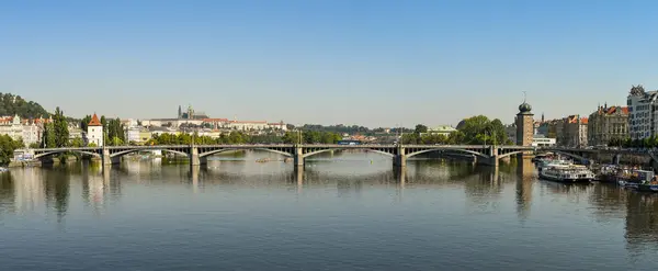 Praga Czechy Sierpień 2018 Panoramiczny Widok Jeden Mostów Nad Wełtawą — Zdjęcie stockowe