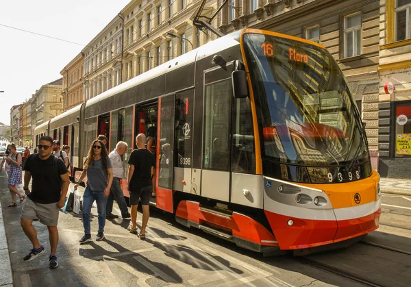 Praga República Checa Agosto 2018 Gente Bajando Moderno Tranvía Eléctrico — Foto de Stock