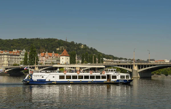 Praha Česká Republika Srpen 2018 Turistická Loď Vltavě Centru Prahy — Stock fotografie