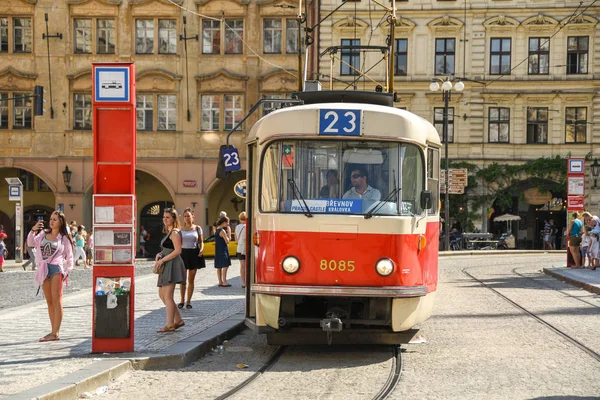 Prague République Tchèque Août 2018 Les Gens Arrêt Tram Dans — Photo