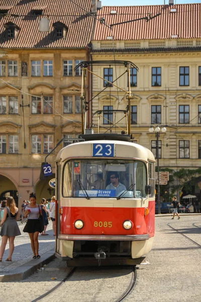 Praha Česká Republika Srpen 2018 Lidé Zastávce Tramvaje Starou Tramvají — Stock fotografie