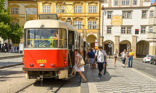 Praga República Checa Agosto 2018 Gente Coge Viejo Tranvía Centro — Foto de Stock