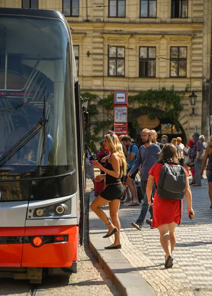 Praga República Checa Agosto 2018 Persona Que Toma Tranvía Centro — Foto de Stock