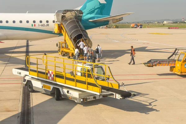 Βερόνα Ιταλία Σεπτέμβριος 2018 Όχημα Μεταφοράς Αποσκευών Στο Αεροδρόμιο Της — Φωτογραφία Αρχείου