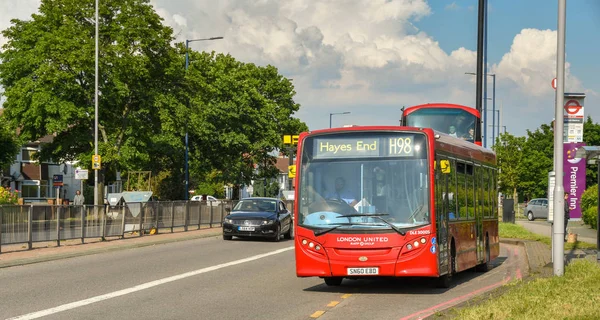 Londra, İngiltere - Haziran 2018: Heathrow yakınlarındaki Bath Road'da hız kazasını geçen araç, otomobilin hareketini bulanıklaştırmak için kullanılan yavaş deklanşör hızına sahip.