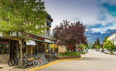 Revelstoke, British Columbia, Kanada-Haziran 2018: Revelstoke şehir merkezinde bir dükkan dışında sıralı kiralık bisikletler.