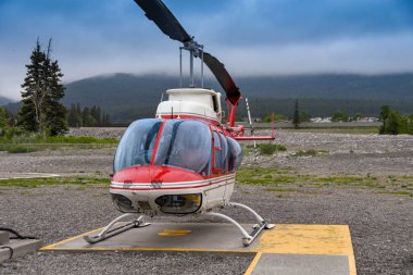 CANMORE, ALBERTA, CANADA - HAZİRAN 2018: Çan 206 Uzun Helikopter Alp helikopterleri tarafından Canmore 'daki üssünden yönetiliyor,