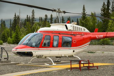 Canmore, Alberta, Kanada-Haziran 2018: bir Bell 206 Longranger helikopter Kanmore onun tabanına Alpine helikopterler tarafından işletilen yakın görünümü,