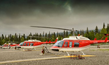 Canmore, Alberta, Kanada - Haziran 2018: Canmore alp helikopterlerle temelini dizilmiş Bell 206 Longranger helikopterler.