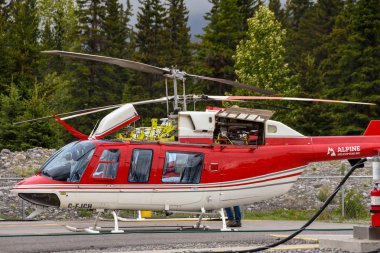 Canmore, Alberta, Kanada-Haziran 2018: çan 407 helikopter Canmore onun tabanına Alpine helikopterler tarafından işletilen. Motor kapağı bakım için açıktır.