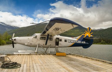 Whistler, BC, Kanada-Haziran 2018: Whistler Air de Havilland türbin Otter uçağı, deniz uçağı terminalinin rıhtında bağlanmıştır.
