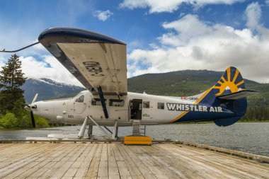 Whistler, BC, Kanada-Haziran 2018: Whistler Air de Havilland türbin Otter uçağı, deniz uçağı terminalinin rıhtında bağlanmıştır.