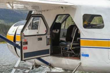 Whistler, BC, Kanada-Haziran 2018: Whistler 'da de Havilland Beaver deniz uçağı yakın. Harbour Air tarafından işletilmektedir. Kapı oturma göstermek için açıktır.