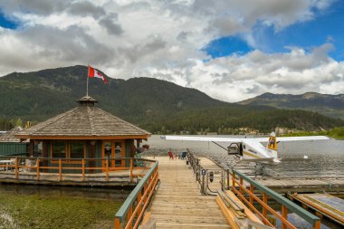 Whistler, BC, Kanada-Haziran 2018: Whistler 'daki Whistler Air deniz uçağı terminalinin geniş açı görünümü, rıhtıda bağlı Harbour Air deniz uçağı.