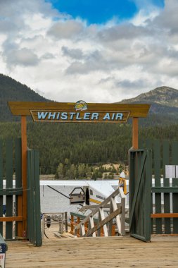 Whistler, BC, Kanada-Haziran 2018: Whistler 'daki Whistler Air deniz uçağı terminaline giriş İskelesi 'ne bağlı Harbour Air deniz uçağı.