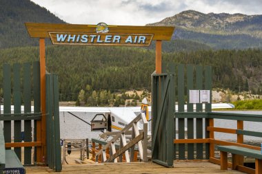 Whistler, BC, Kanada-Haziran 2018: Whistler 'daki Whistler Air deniz uçağı terminaline giriş İskelesi 'ne bağlı Harbour Air deniz uçağı.