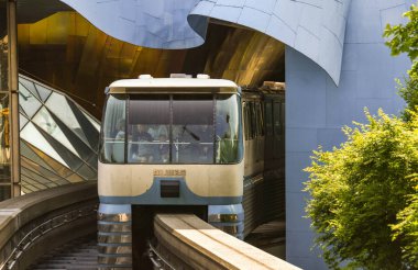 Seattle, Washington State, ABD-Haziran 2018: Monoray tren Seattle merkezinde istasyona gelen.