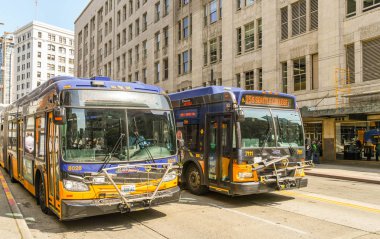 Seattle, Washington State, ABD - Haziran 2018: Seattle şehir merkezinde bir sokakta yan yana iki kamu hizmeti otobüsü.