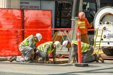 Seattle, Washington State, ABD - Haziran 2018: Seattle şehir merkezinde bir sokakta yol çalışmaları ve inşaat işleri.