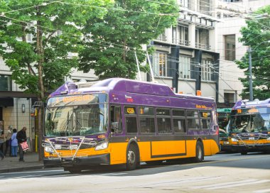 Seattle, Washington State, ABD - Haziran 2018: Seattle şehir merkezinde bir sokakta sıfır emisyonlu elektrikli tramvay otobüsü.