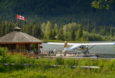 Whistler, BC, Kanada-Haziran 2018: liman hava mühürleme uçağı ile Whistler deniz uçağı terminali manzaralı manzarası iskele bağlı.