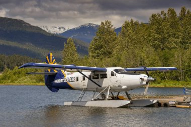 Whistler, BC, Kanada-Haziran 2018: Whistler Air de Havilland türbin Otter uçağı, deniz uçağı terminalinin rıhtında bağlanmıştır.