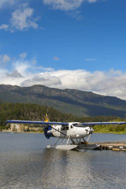 Whistler, Bc, Kanada - Haziran 2018: Deniz uçağını Whistler terminal İskelesi, bağlı bir Whistler hava De Havilland türbin Otter uçağı geniş açılı görünüş.