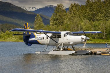 Whistler, BC, Kanada-Haziran 2018: Whistler Air de Havilland türbin Otter uçağı, deniz uçağı terminalinin rıhtında bağlanmıştır.