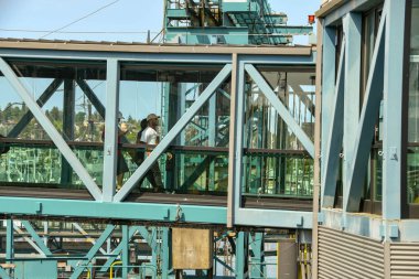 Bremerton, Washington State, ABD - Haziran 2018: Seattle'a dönüş yolculuğu için Bremerton'daki feribota binmek için liman terminalinden yürüyen yolcular.