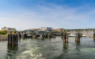 Bremerton, Washington State, ABD - Haziran 2018: Seattle'a giden bir feribottan Bremertong'daki rıhtımın geniş açılı görünümü.