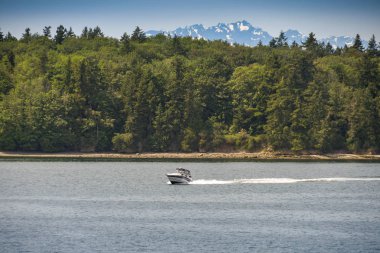 Bremerton, Washington State, ABD - Haziran 2018: Bremerton yakınlarında hızla küçük bir teknenin manzarası.