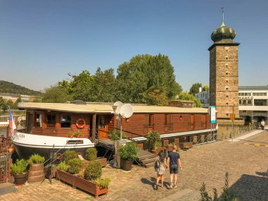 Prag, Çek Cumhuriyeti - Ağustos 2018: Sitkov Su Kulesi'nin yanında Prag'ın merkezinde, Vltava Nehri üzerinde demirli yüzen 