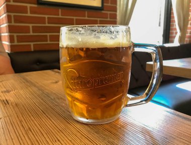 Prag, Çek Cumhuriyeti - Ağustos 2018: Prag'da bir barda büyük bardak pilsner lager
