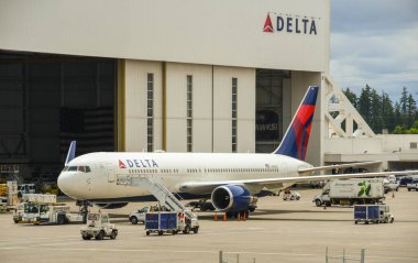 Seattle Tacoma Airport, Wa, USA - Haziran 2018: Delta Airlines Boeing 767 jeti Seattle Tacoma havaalanındaki bir bakım hangarının önünde park etti.