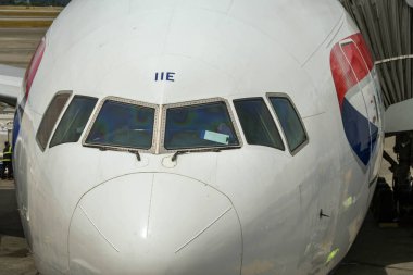 Seattle Tacoma Airport, Wa, USA - Haziran 2018: Seattle Tacoma havaalanında Bir British Airways Boeing 777 jetinin burnuna yakın.