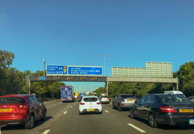 İngiltere, İngiltere - Eylül 2018: İngiltere'de M4 otoyolunda yol işaretleri