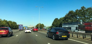 Londra, İngiltere - Haziran 2018: Londra dışındaki M4 otoyolunda trafik