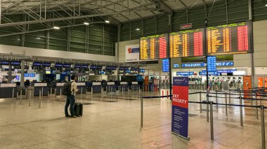 Prag, Çek Cumhuriyeti - Eylül 2018: Prag havaalanındaki terminal binasında sessiz dönem