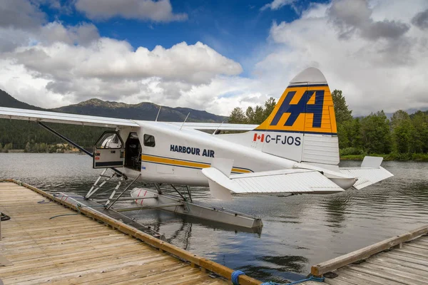 Whistler, BC, Kanada-Haziran 2018: Harbour Air tarafından işletilen de Havilland Beaver deniz uçağı, Whistler 'daki deniz uçağı terminaline bağladı.