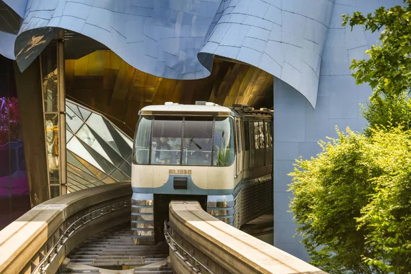 Seattle, Washington State, ABD-Haziran 2018: Monoray tren Seattle merkezinde istasyona gelen.