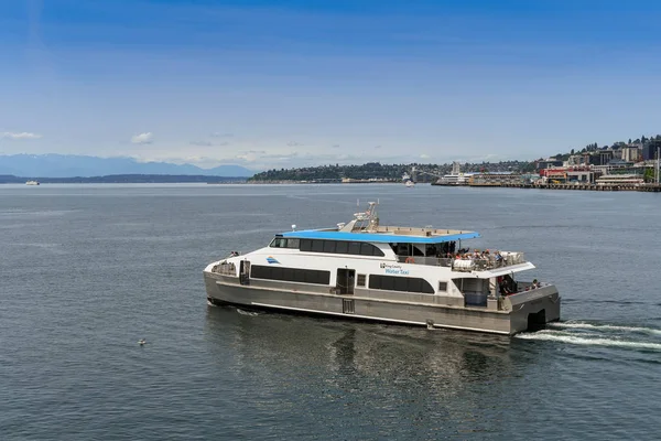 华盛顿州西雅图 2018年6月 快速水出租车轮渡离开码头 因为它离开西雅图穿越普吉特湾 — 图库照片