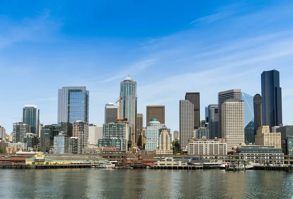 Seattle, Washington State, ABD - Haziran 2018: Puget Sound'dan bakıldığında Seattle şehir merkezindeki rıhtım ve ofis binalarının şehir manzarası.