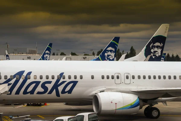 西雅图塔科马机场2018年6月 阿拉斯加航空公司波音737喷气式飞机与其他飞机尾翼在西雅图塔科马机场 — 图库照片