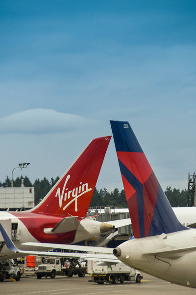 СИЭТЛ-ТАКОМА-АЙРПОРТ, ЗА, США - ИЮНЬ 2018: Закрытие хвостовых плавников самолетов, эксплуатируемых Virgin Atlantic и Delta Airlines в аэропорту Сиэтл-Такома
.