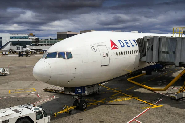 Αεροδρόμιο Σιάτλ Τακόμα Ηπα Ιούνιος 2018 Delta Airlines Boeing 777 — Φωτογραφία Αρχείου