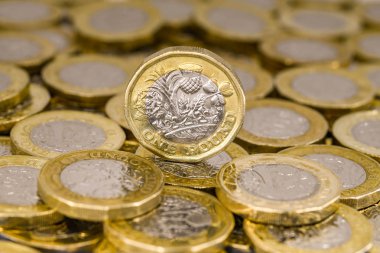 Londra, Ingiltere-Nisan 2019: Ingiliz para birimi GBP yakın görünümü-kenarında bir pound sikke ayakta