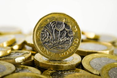 Londra, Ingiltere-Nisan 2019: Ingiliz para birimi GBP yakın görünümü-kenarında bir pound sikke ayakta