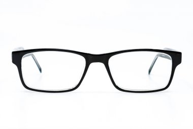 Düz beyaz bir arkaplan karşısında izole edilmiş siyah gözlüklü.