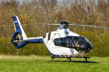 High Wycombe, İngiltere - Mart 2019: Airbus Helicopters H135 helikopteri Wycombe Air Park'ta yerde.